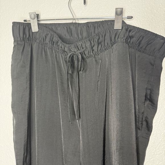 H & M  Black drawstrings casual pants with pockets - Picture 3 of 9